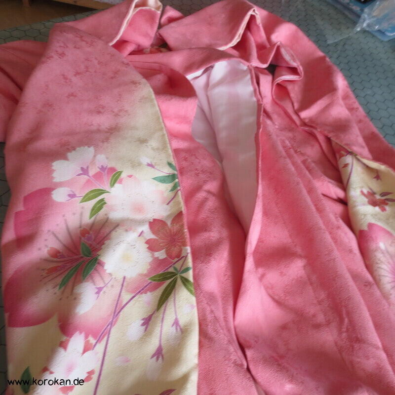 Blütenschwung auf rosa Damast Seide Furisode Kimono