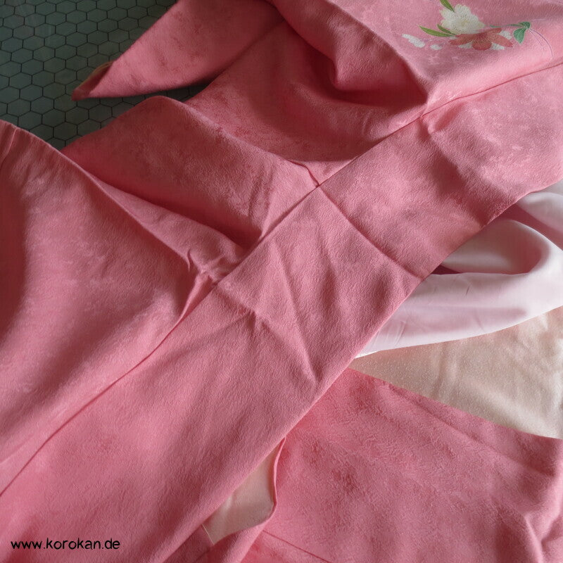 Blütenschwung auf rosa Damast Seide Furisode Kimono