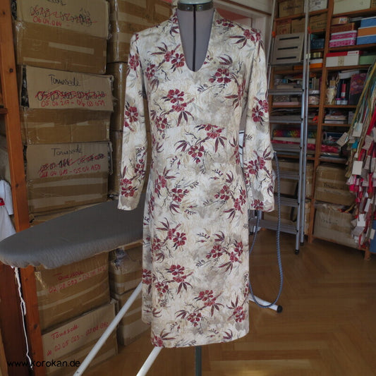 Viscosejacquardjersey schmales Kleid mit goldenen Aspekten, Gr. M