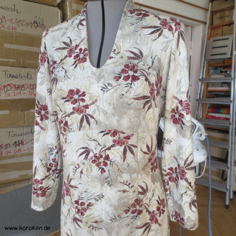Viscosejacquardjersey schmales Kleid mit goldenen Aspekten, Gr. M