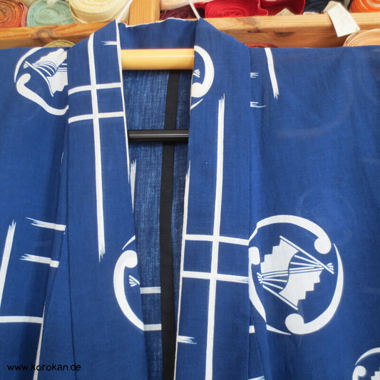 weiße Mon und Symbole auf blau Hitoe Kimono