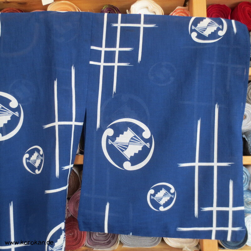 weiße Mon und Symbole auf blau Hitoe Kimono
