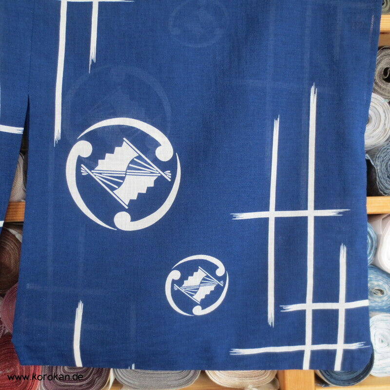 weiße Mon und Symbole auf blau Hitoe Kimono