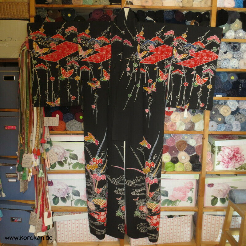 bunte Muster auf schwarzer Seide Homongi Kimono