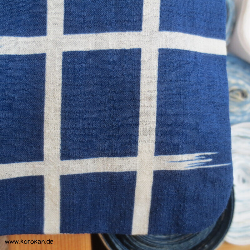 weiße Mon und Symbole auf blau Hitoe Kimono