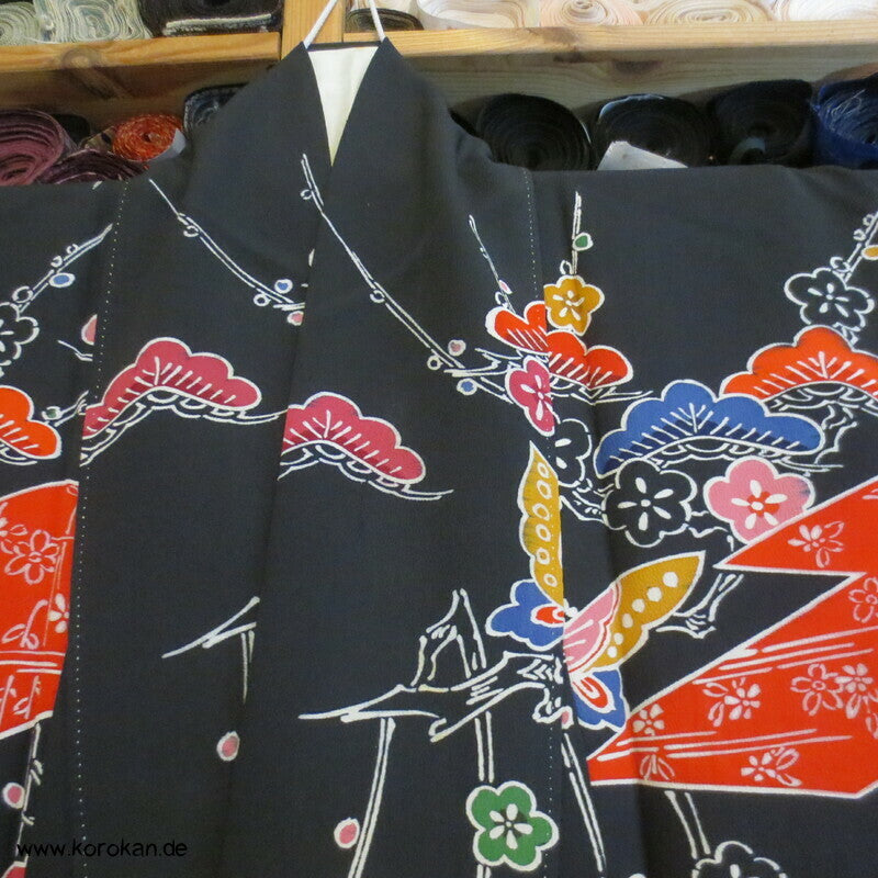 bunte Muster auf schwarzer Seide Homongi Kimono