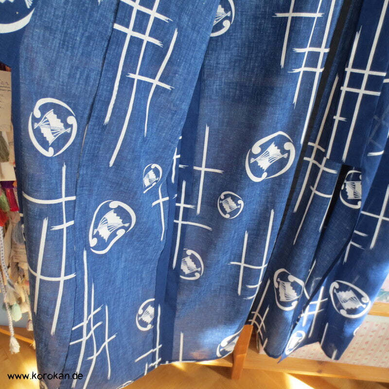 weiße Mon und Symbole auf blau Hitoe Kimono