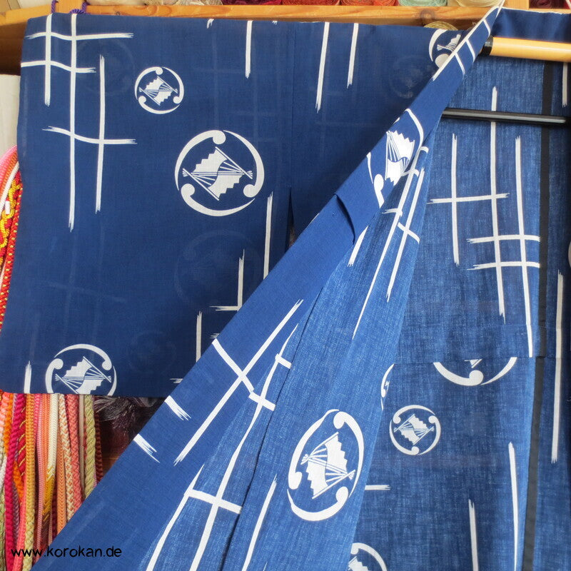 weiße Mon und Symbole auf blau Hitoe Kimono