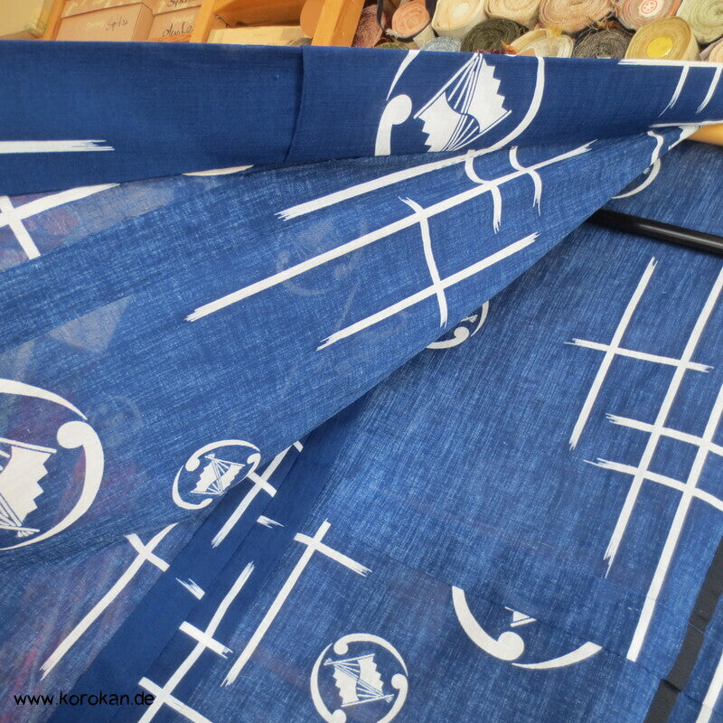 weiße Mon und Symbole auf blau Hitoe Kimono