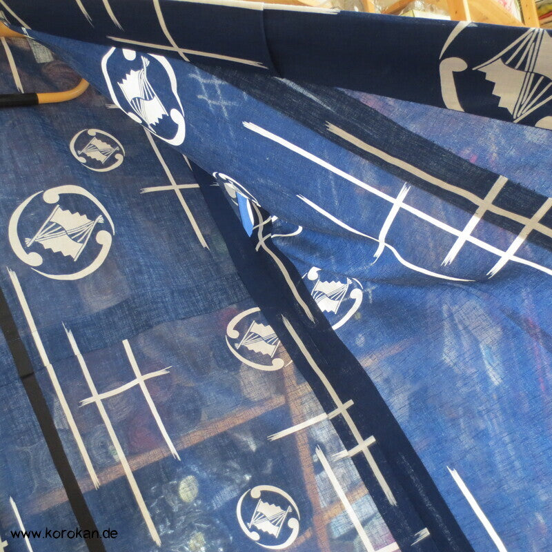 weiße Mon und Symbole auf blau Hitoe Kimono