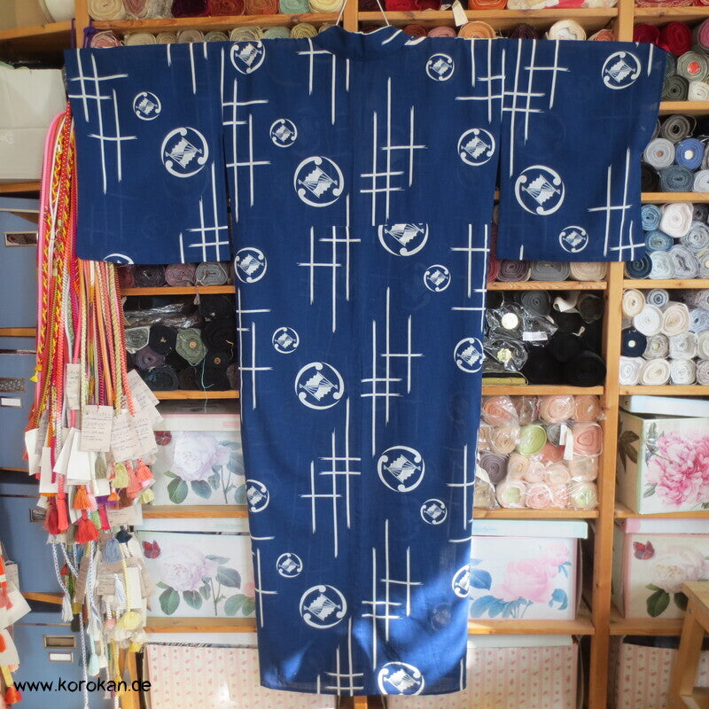 weiße Mon und Symbole auf blau Hitoe Kimono