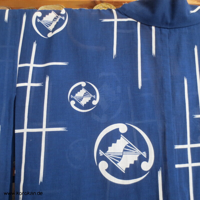weiße Mon und Symbole auf blau Hitoe Kimono