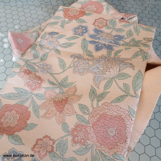 Bingata Blüten Nagoya Obi, pastell auf hell glänzendem Grund