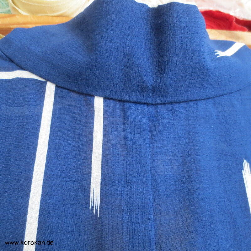 weiße Mon und Symbole auf blau Hitoe Kimono