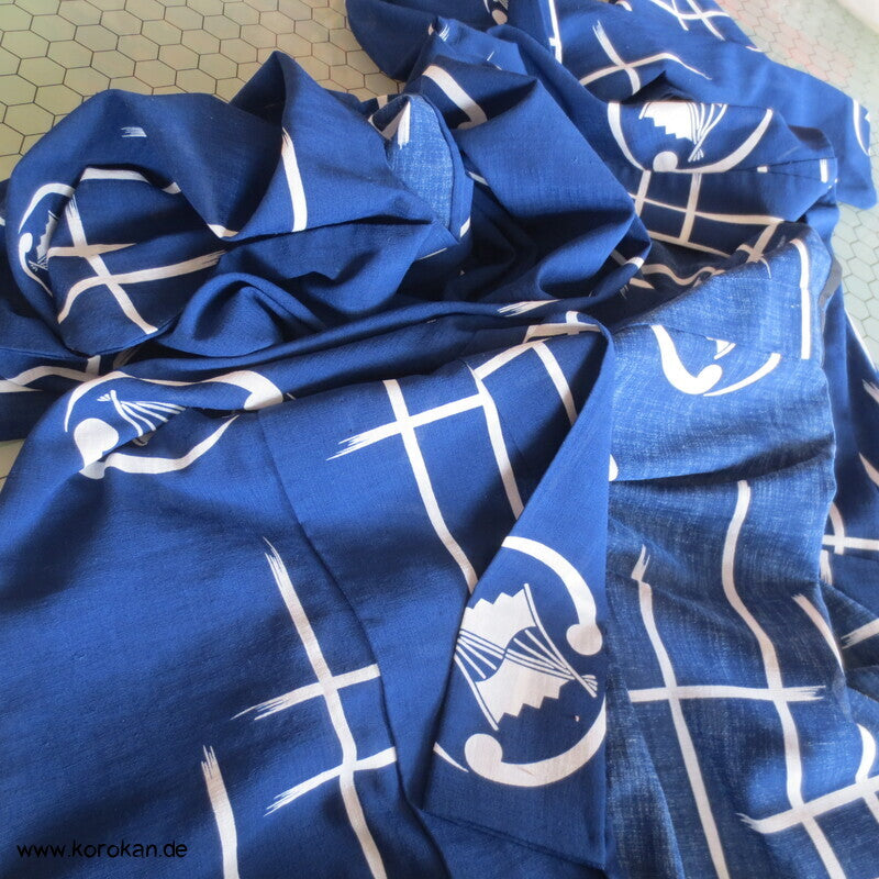 weiße Mon und Symbole auf blau Hitoe Kimono