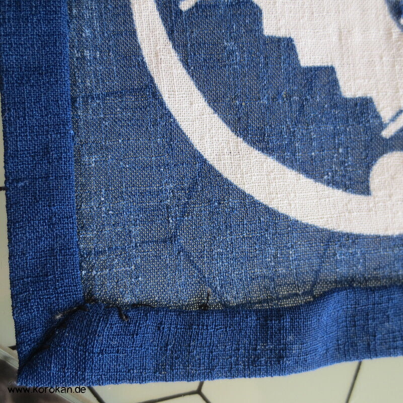 weiße Mon und Symbole auf blau Hitoe Kimono