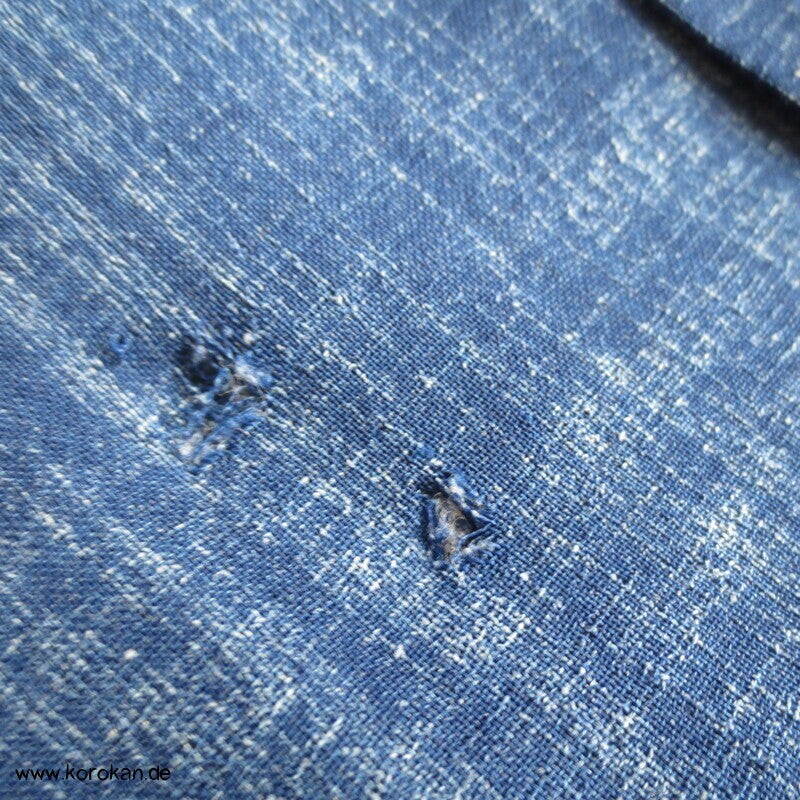 weiße Mon und Symbole auf blau Hitoe Kimono