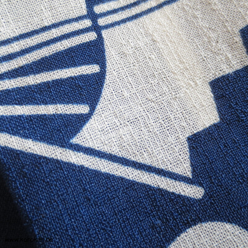 weiße Mon und Symbole auf blau Hitoe Kimono