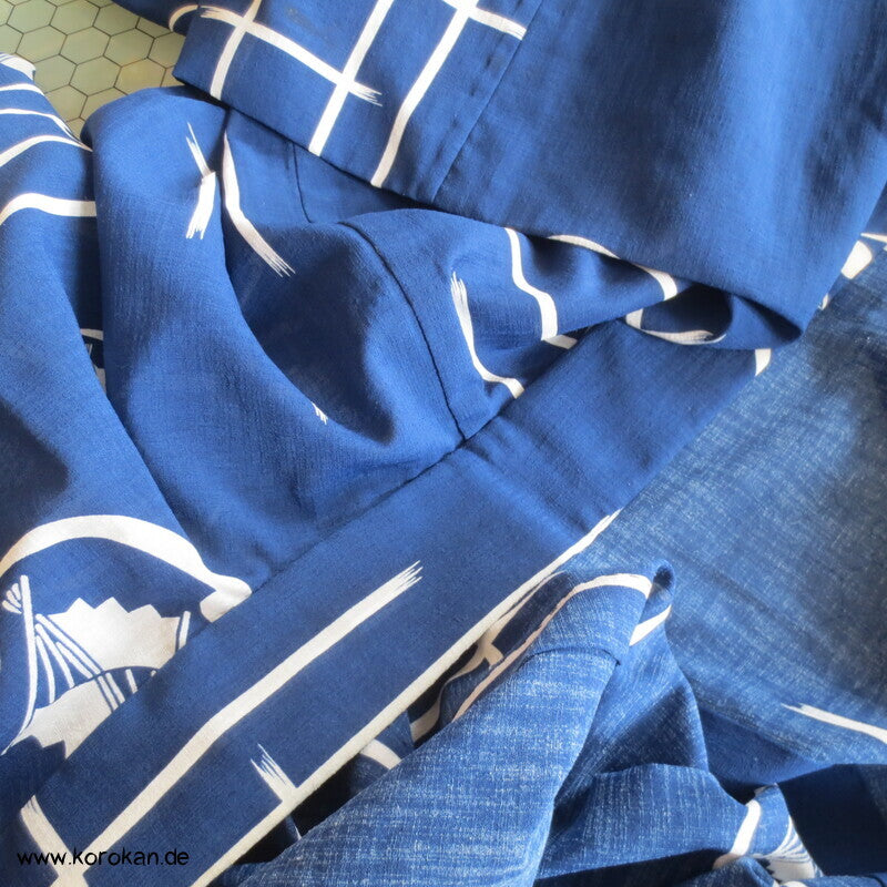 weiße Mon und Symbole auf blau Hitoe Kimono