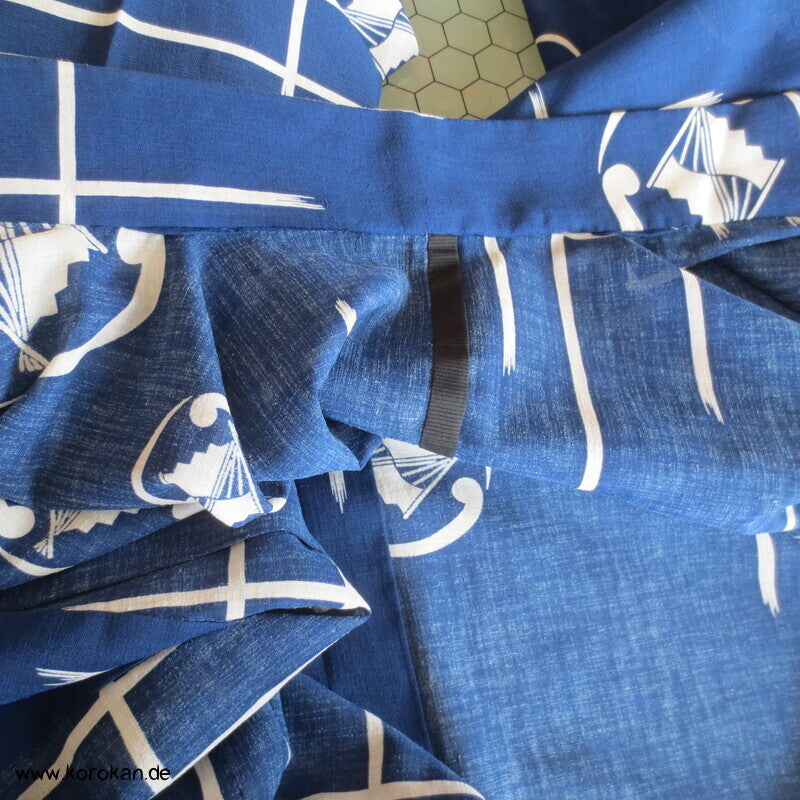 weiße Mon und Symbole auf blau Hitoe Kimono