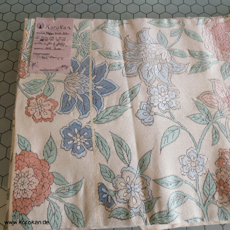 Bingata Blüten Nagoya Obi, pastell auf hell glänzendem Grund