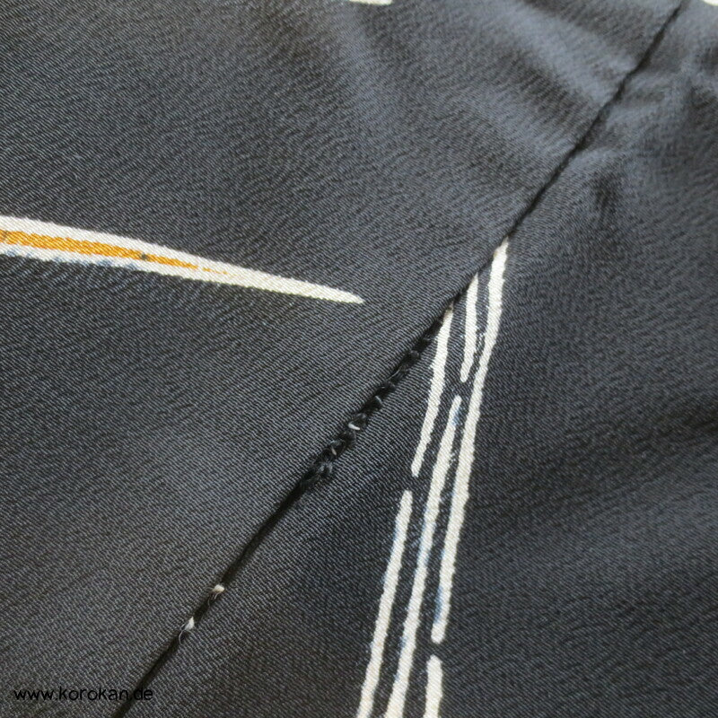 bunte Muster auf schwarzer Seide Homongi Kimono