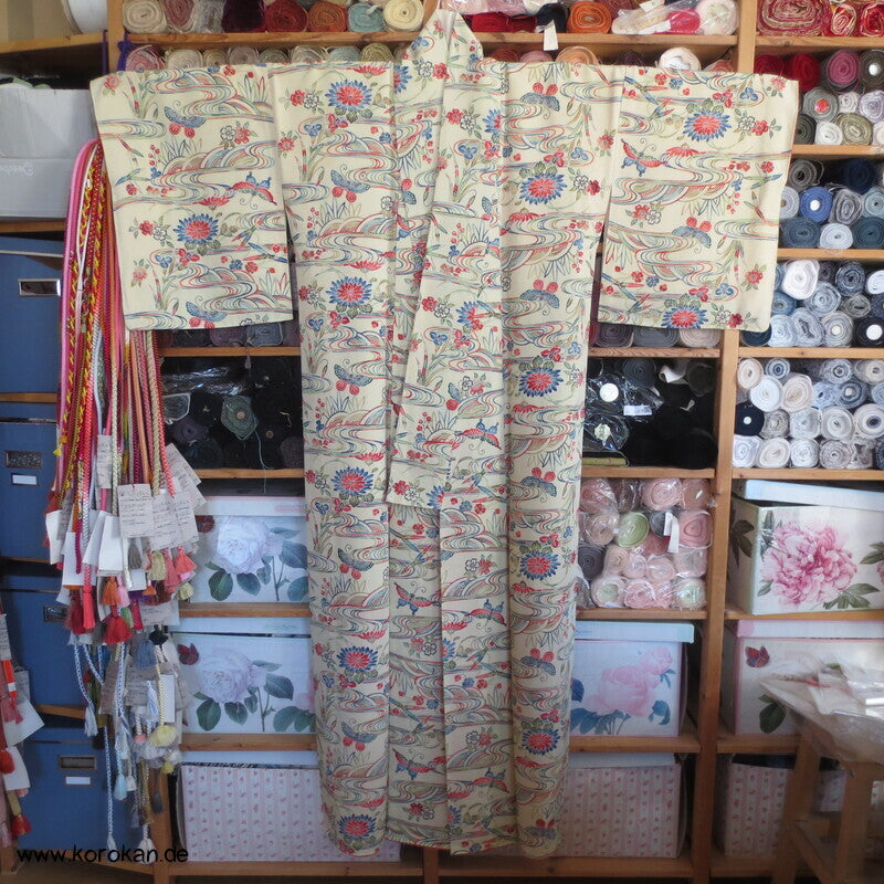 Bingata Druck Wellen, Iris, Blüten, Schmetterlinge Seidencrepe Komon Kimono