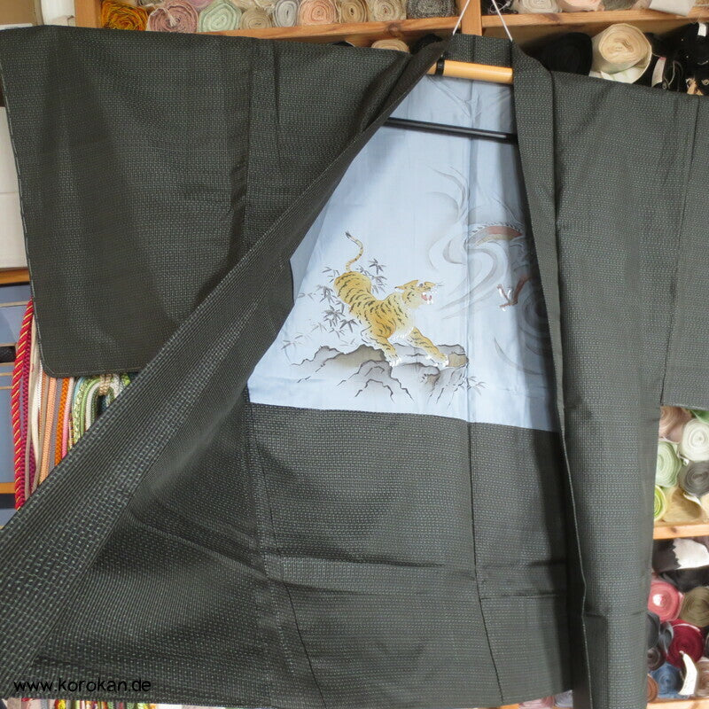 Tsumugi Seiden Haori, schwarz beige mit Tiger und Drachenfutter