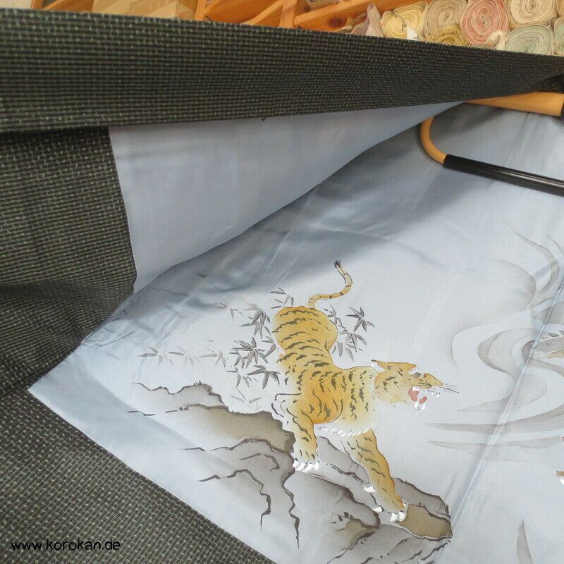 Tsumugi Seiden Haori, schwarz beige mit Tiger und Drachenfutter