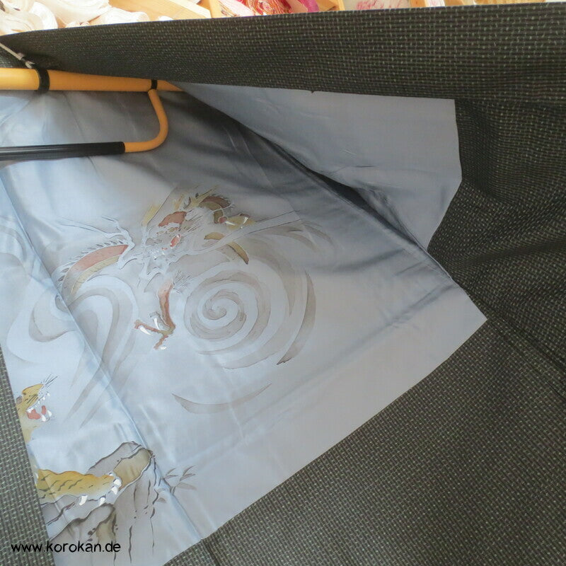 Tsumugi Seiden Haori, schwarz beige mit Tiger und Drachenfutter