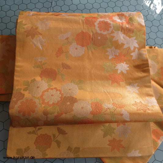 Nagoya Obi Seidenbrokat, goldgelbe Chrysanthemen