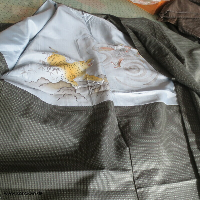 Tsumugi Seiden Haori, schwarz beige mit Tiger und Drachenfutter