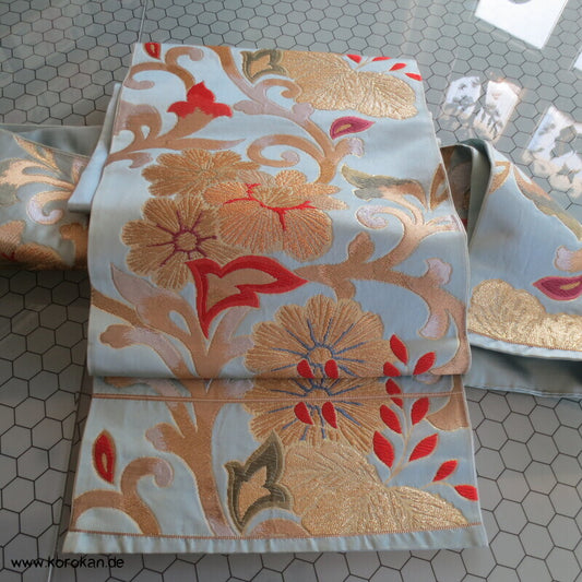 Fukuro Obi Kimonogürtel Seidenbrokat Blüten in blassjadeblau