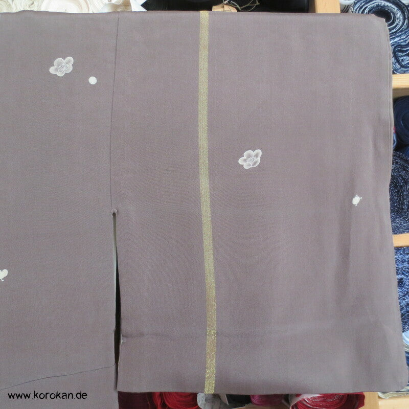 Blüten und goldene Streifen antiker Seidencrepe Komon Kimono