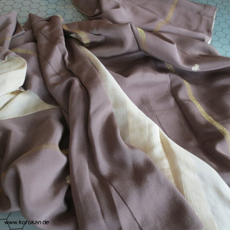 Blüten und goldene Streifen antiker Seidencrepe Komon Kimono