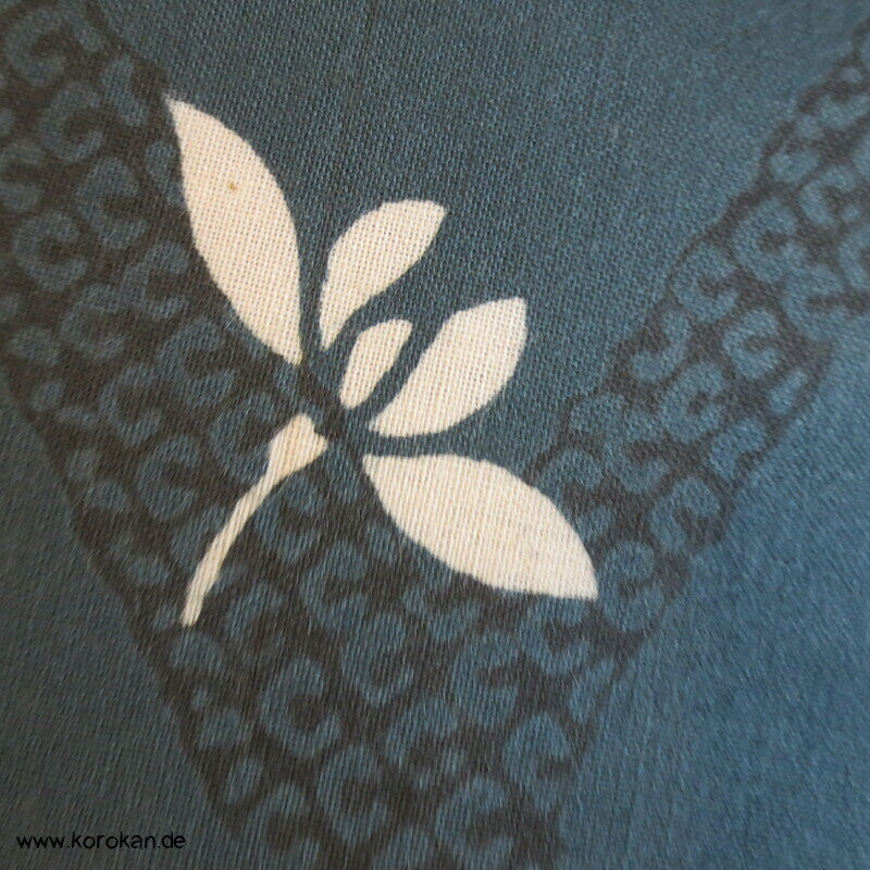 Blüten und Blätter auf petrolgrau Yukata Stoff