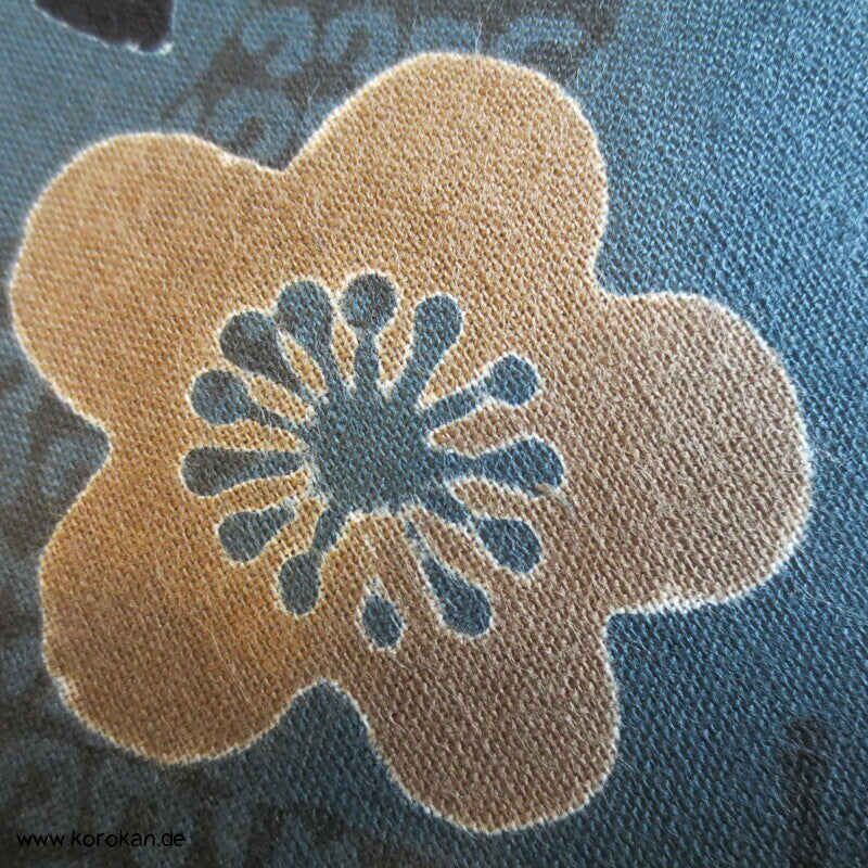 Blüten und Blätter auf petrolgrau Yukata Stoff