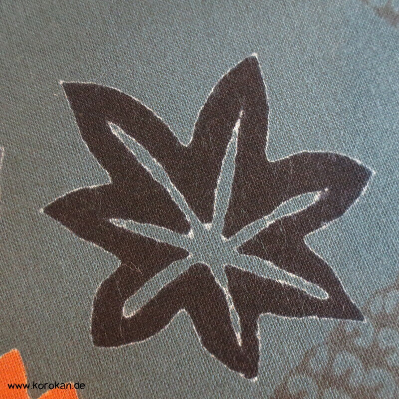 Blüten und Blätter auf petrolgrau Yukata Stoff