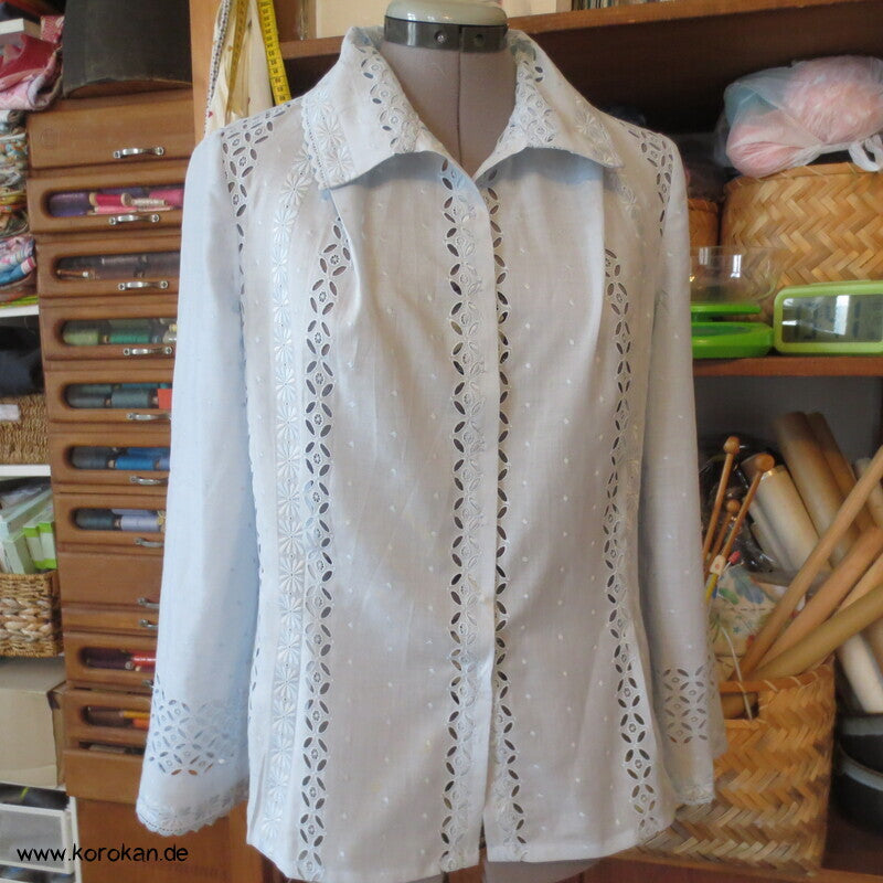 feine kleine Bluse aus Schweizer Stickereibatist, ca. Gr. M bis S