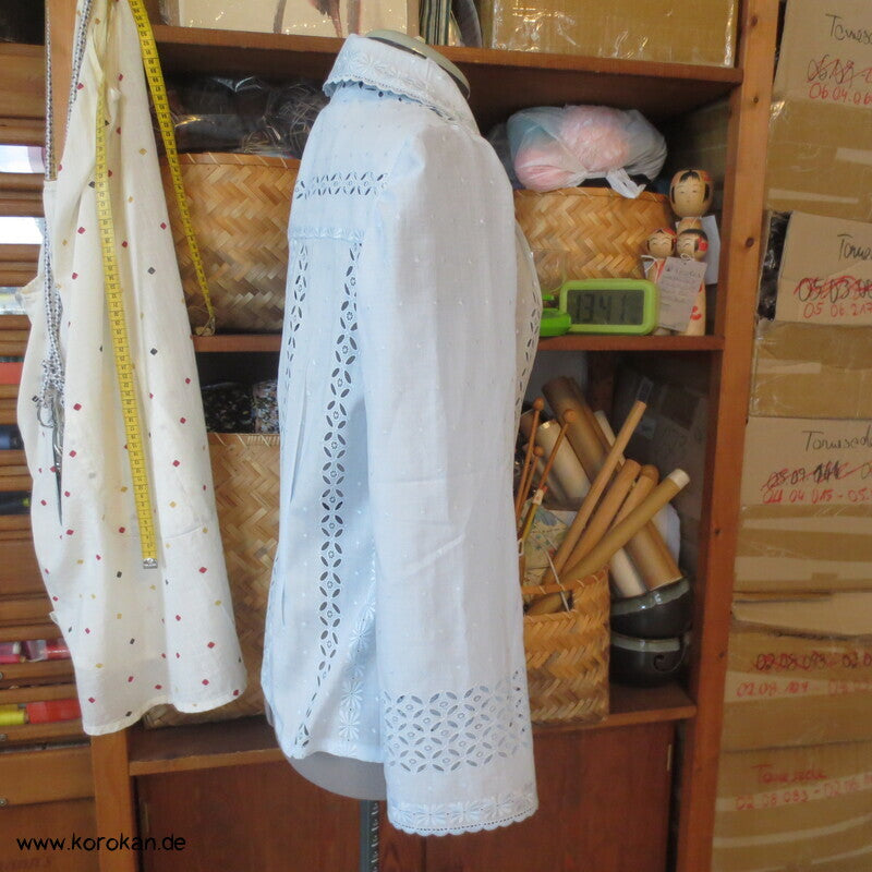 feine kleine Bluse aus Schweizer Stickereibatist, ca. Gr. M bis S