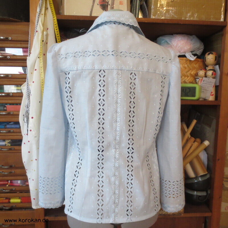 feine kleine Bluse aus Schweizer Stickereibatist, ca. Gr. M bis S