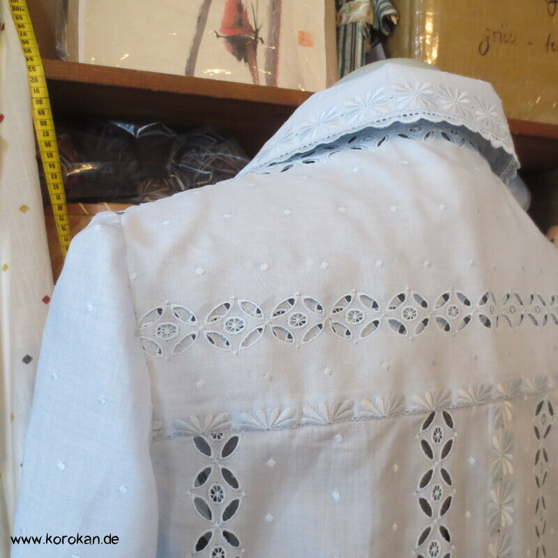 feine kleine Bluse aus Schweizer Stickereibatist, ca. Gr. M bis S