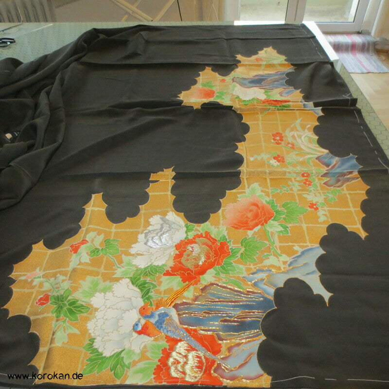 Tomesode Kimono, gestickte Papageien und Blüten Seidencrepe Karieba