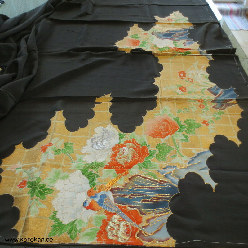 Tomesode Kimono, gestickte Papageien und Blüten Seidencrepe Karieba