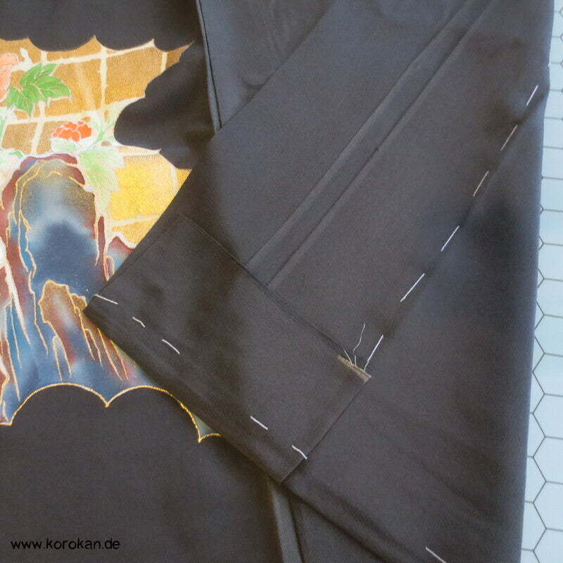 Tomesode Kimono, gestickte Papageien und Blüten Seidencrepe Karieba