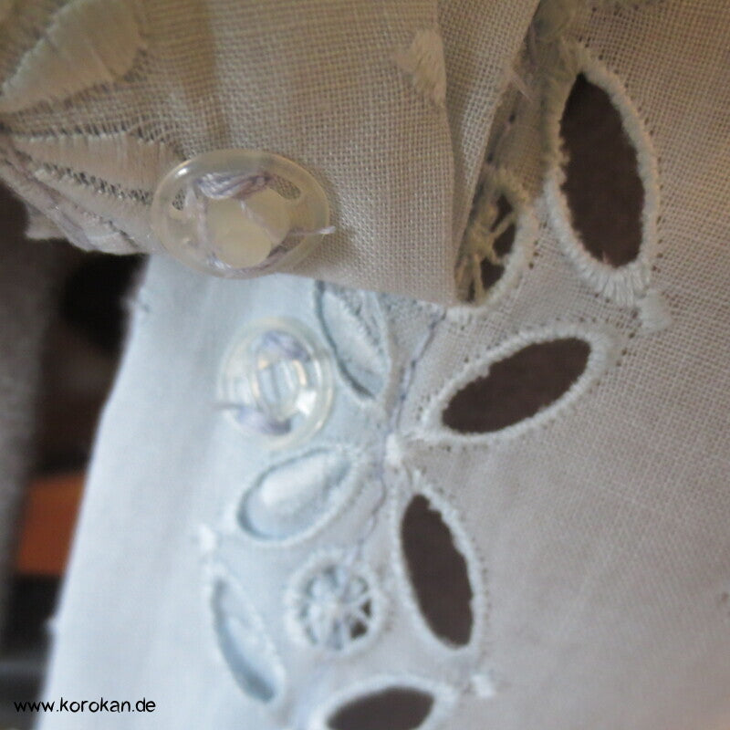feine kleine Bluse aus Schweizer Stickereibatist, ca. Gr. M bis S