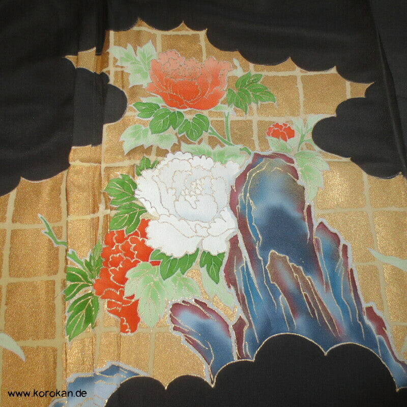 Tomesode Kimono, gestickte Papageien und Blüten Seidencrepe Karieba