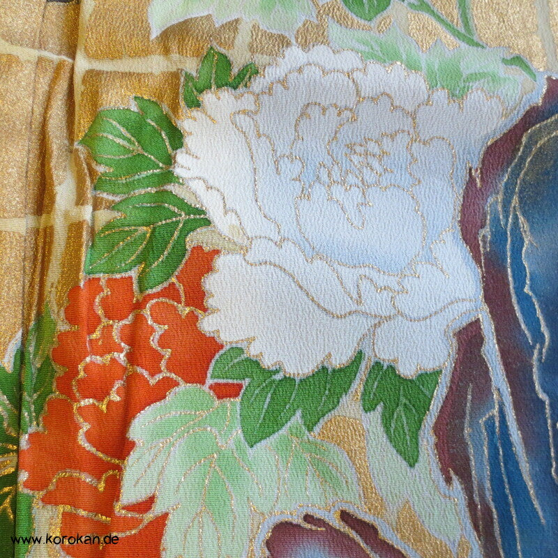 Tomesode Kimono, gestickte Papageien und Blüten Seidencrepe Karieba