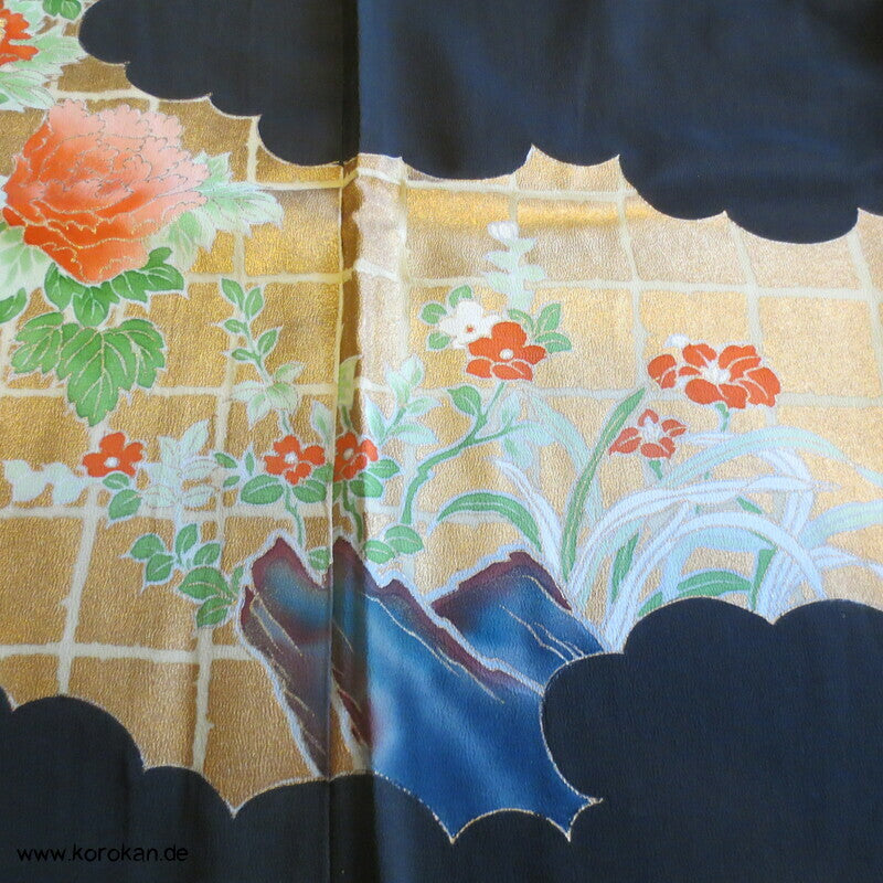 Tomesode Kimono, gestickte Papageien und Blüten Seidencrepe Karieba