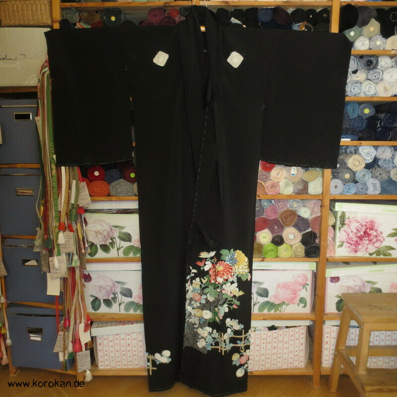 Tomesode, bestickte Chrysanthemenblüten Seiden Karieba